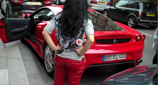 Due ragazze, una Ferrari rossa ed un parcheggio (VIDEO)