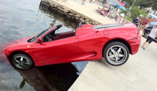Una Ferrari 360 Spider prova a nuotare in Croazia