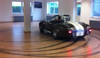 Video: drifting in salotto con una AC Cobra
