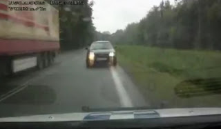 Che frontale per la polizia ceca! (VIDEO)