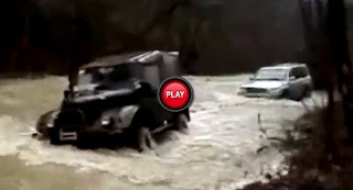 Una Gaz-69 mostra ad una Toyota Land Cruiser chi comanda (VIDEO)