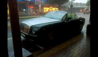 VIDEO: una Rolls-Royce Drophead Coupè rovinata dalla pioggia