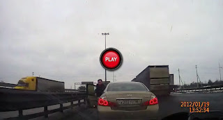 Se sei in coda, non uscire dall’auto (VIDEO)