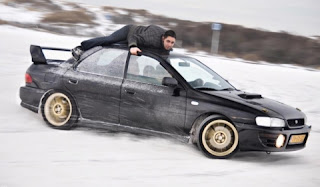 VIDEO: pazzo drift sul tetto di una Subaru