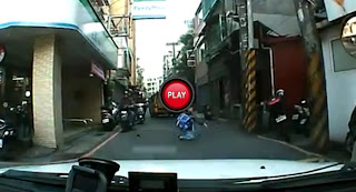 In Asia, qualcuno perde bambini per strada…(VIDEO)