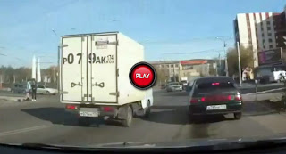 VIDEO: come mai questo camion balla sulla strada?