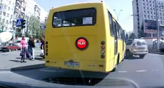 VIDEO: non immaginerete mai cosa blocca questo autobus…