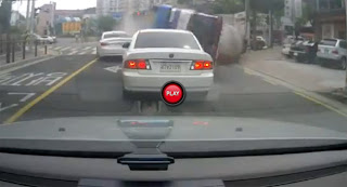 VIDEO: camion si ribalta e si schianta contro auto in fila