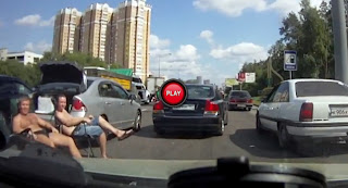 VIDEO: ecco come aspettare la polizia dopo un incidente
