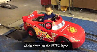 Da una ritoccatina all’auto del figlio di cinque anni (VIDEO)