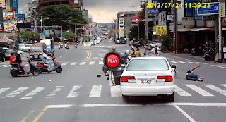 Questo automobilista ha fatto strike! (VIDEO)