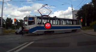 Stai attento al tram, tu che fai jogging! (VIDEO)