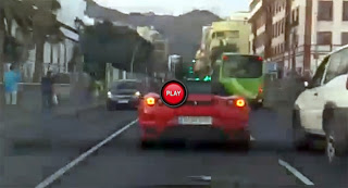 Donna diventa matta alla vista di una Ferrari (VIDEO)