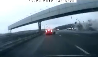 VIDEO: aereo si schianta contro autostrada in Russia