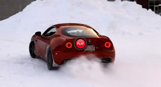 Alfa Romeo 8C: divertimento sulla neve (VIDEO)