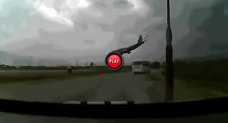 VIDEO: spaventoso incidente aereo ripreso da un’auto
