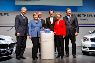 BMW dona 690’000 € al partito della Merkel, scoppia la bufera in Germania