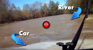 Cadono in auto in un fiume e…(VIDEO)