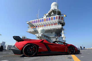 Lamborghini presenta la Veneno Roadster su una portaerei ad Abu Dhabi