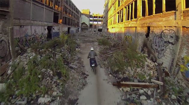 Un giro in moto tra gli stabilimenti abbandonati di Detroit