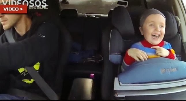 Un giro in auto con il padre, la faccia del bimbo dice tutto (VIDEO)