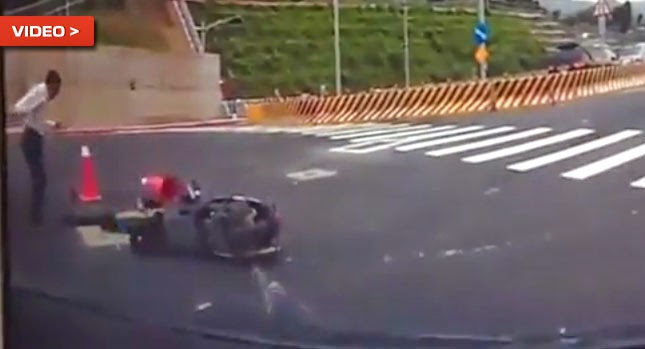 Cade in un buco con lo scooter (VIDEO)