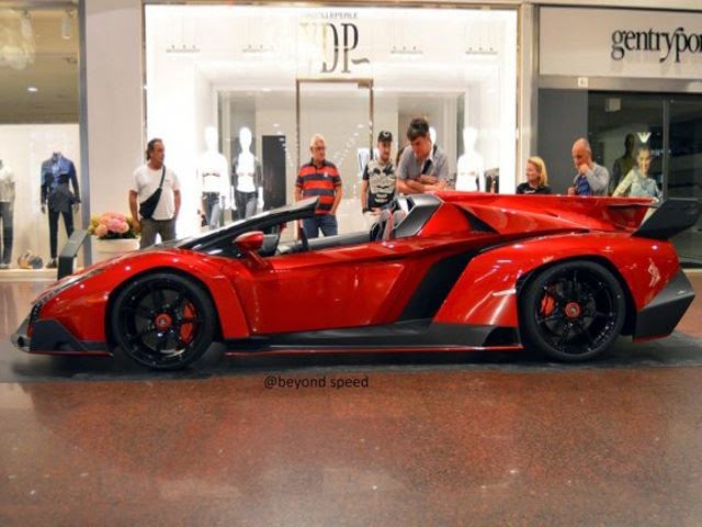 Una Lamborghini Veneno Roadster in un centro commerciale (VIDEO)
