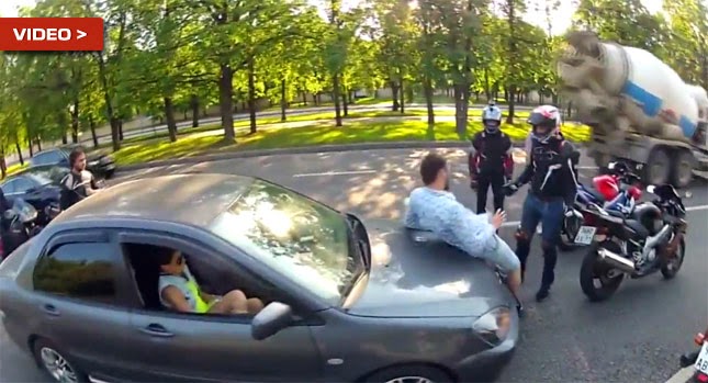 Gruppo di motociclisti attacca automobilisa, ma alla fine c’è una sorpresa (VIDEO)