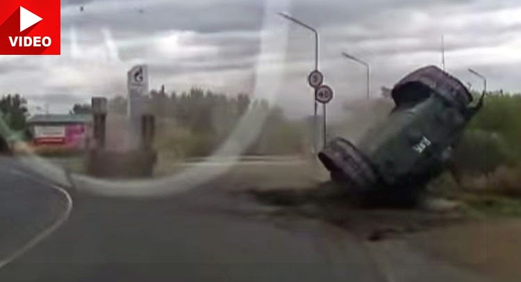 Camion perde carro armato per strada (VIDEO)