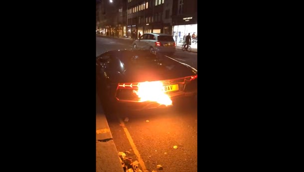 Brucia la sua Lamborghini Aventador (VIDEO)